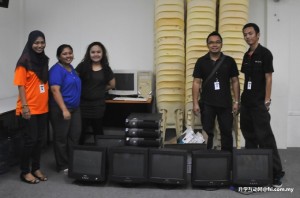 (L-R) Nuurrianti, Minti, Babra, Alvin and Petrus posing with the donated computers.