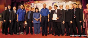 槟城韩江学院和槟城恒毅中学董事部同人在接领批文和证书后，与首相纳吉贤伉俪合摄。