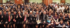 韩江学院师生在首相纳吉颁发升格为大学学院的批文后，与韩院董事部及讲师合摄，掩不住一脸的喜悦。