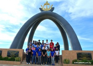 The students and staff posing for a group photo at the Billionth Barrel Monument.