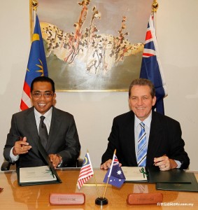 Former Malaysian Minister for Higher Education Dato’ Mohamed Khaled bin Nordin and Australian Minister for Tertiary Education Senator Chris Evans signing MoU in Perth.