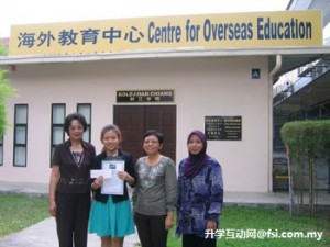 陈素瑾（左二）展示她的奖状和奖金支票，与（左起）韩院院长王云霞博士、传播系主任邱金云和课程主管娜蒂雅分享她的荣誉。