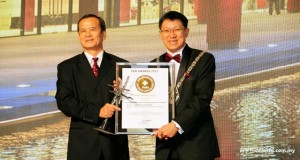 tAN’s Ar Chow (left) receiving the award from PAM President Ar Chan