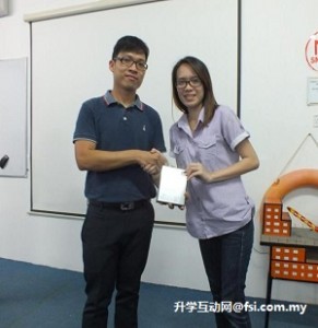 Dr. John Lau Sie Yon presenting a token of appreciation to BSTS’ Rachel B. Mac.