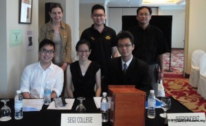 前排座者(左起): Mr. Jeffrey Foo (指示律师), Ms. Rene Yap (初级律师) and Mr. Ezra Voon (资深大律师)
